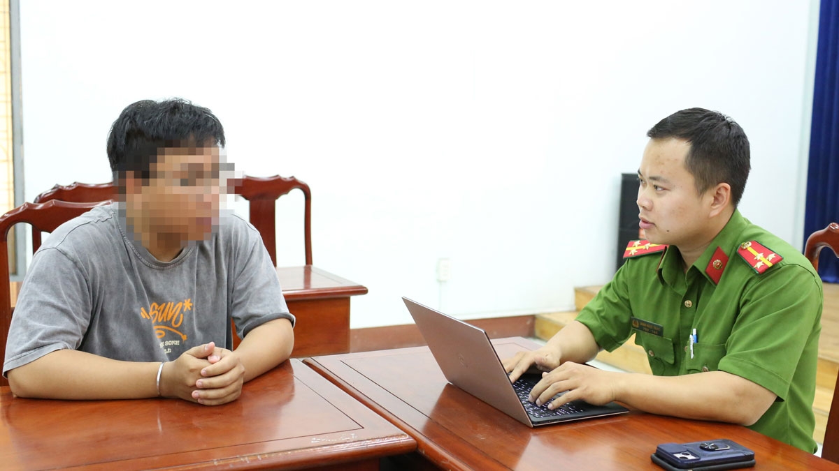 Công an mời nam sinh viên lên làm việc (Ảnh: CA)