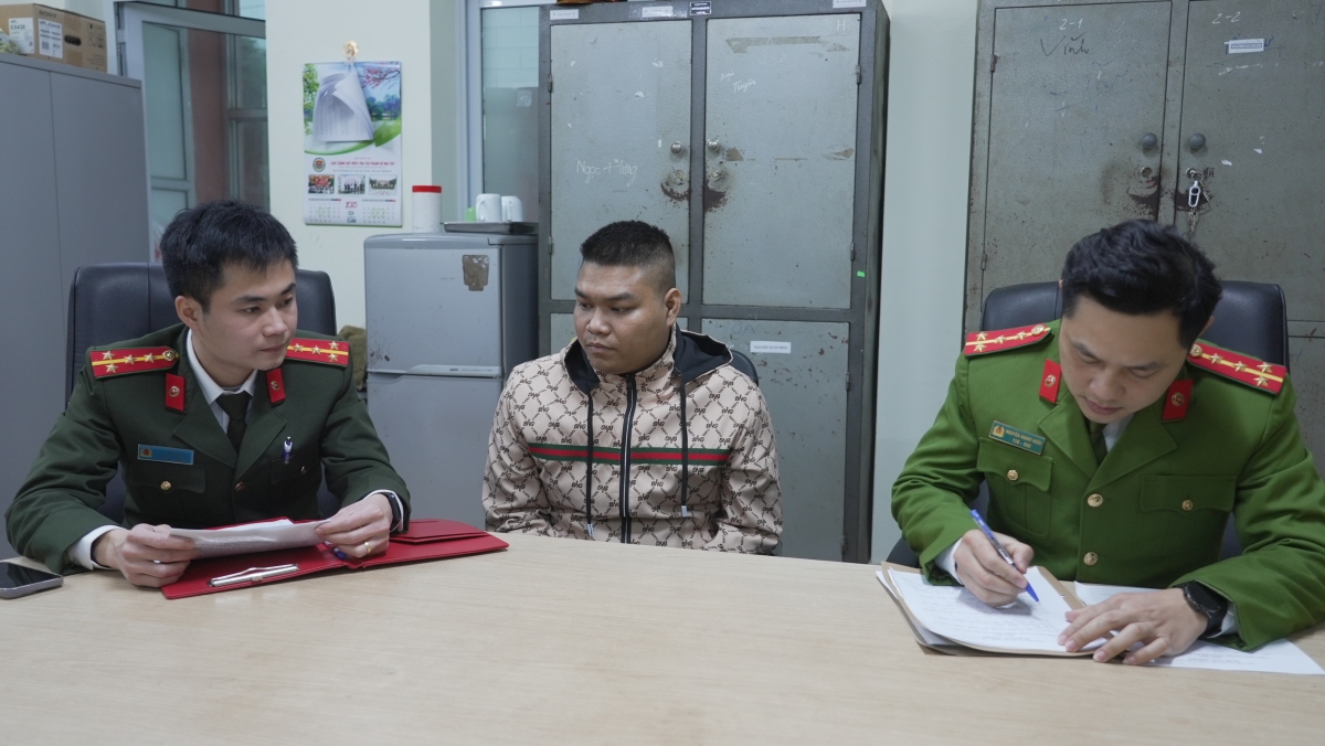 Công an tỉnh Cao Bằng làm các thủ tục tiếp nhận ra đầu thú đối vơi Lưu Văn Sơn (Nguồn: Công an Cao Bằng)
