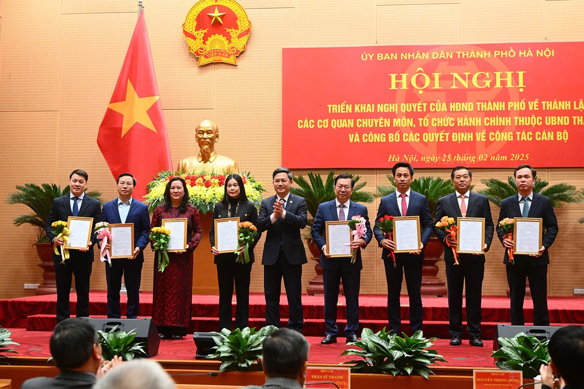 Trưởng Ban tổ chức cán bộ Thành ủy Hà Nội Hà Minh Hải trao quyết định về công tác cán bộ.