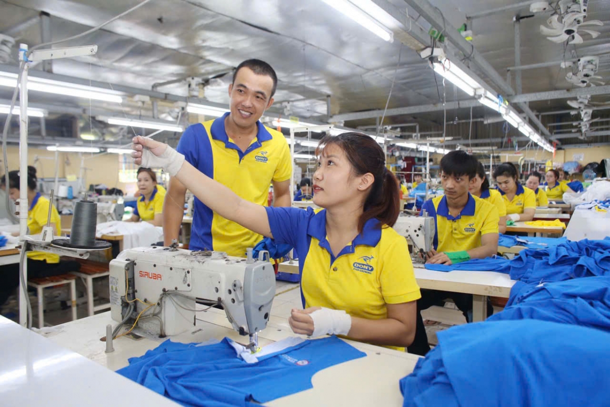 Công nhân đang may sản phẩm áo thun xuất khẩu cho khách hàng.