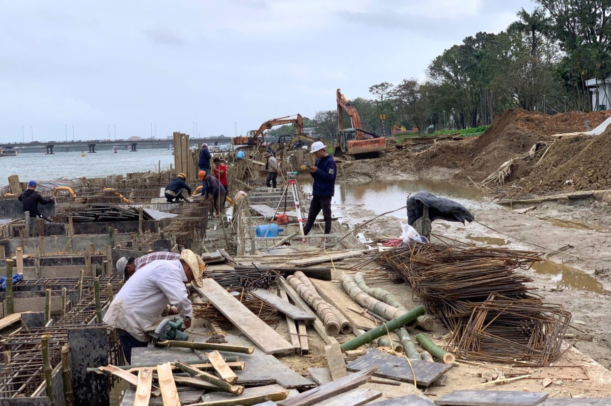 Công nhân tập trung thi công dự án sân khấu ngoài trời kết hợp