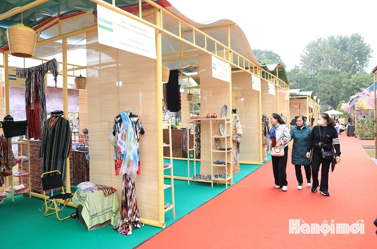 The event also sees the presence of a number of booths which display handicraft products from countries and territories from around the world.