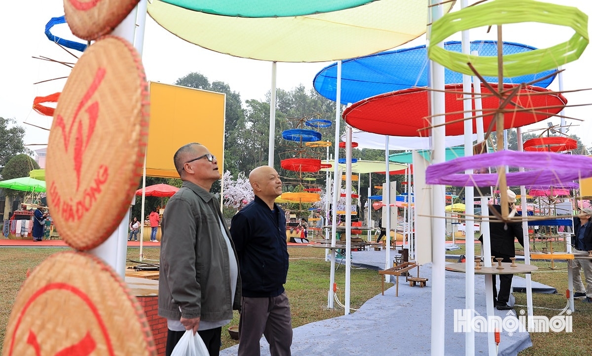 Guests are interested in exploring Van Phuc, the oldest national silk village which boasts a thousand-year-old history.