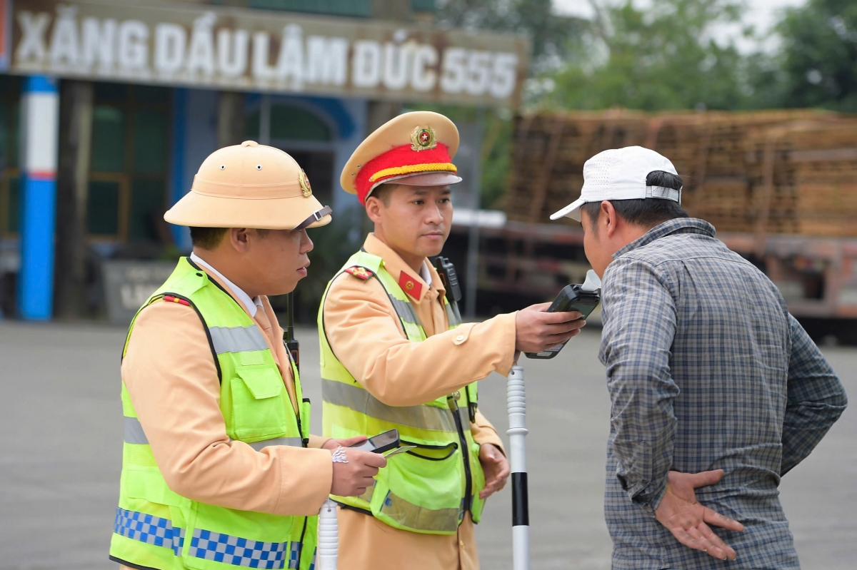 Lực lượng CSGT Nghệ An kiểm tra vi phạm. ảnh: Minh Đạo