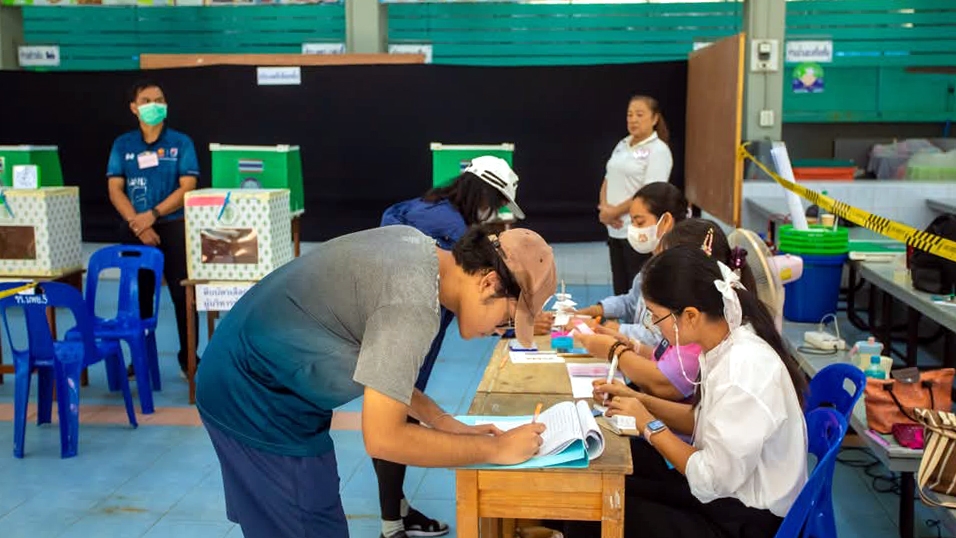 Cử tri Thái Lan thực hiện quyền bầu cử tại tỉnh Chonburi - Ảnh: Khaosod
