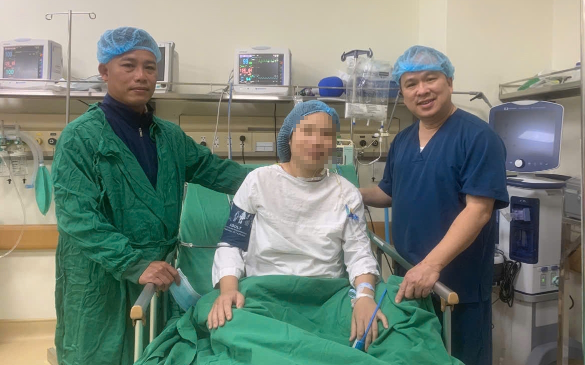 BSCKII Bạch Minh Thu - phụ trách Khoa Gây mê hồi sức, Bệnh viện Phụ sản Trung ương (tay phải) chia sẻ niềm vui với bệnh nhân và người nhà sau ca phẫu thuật