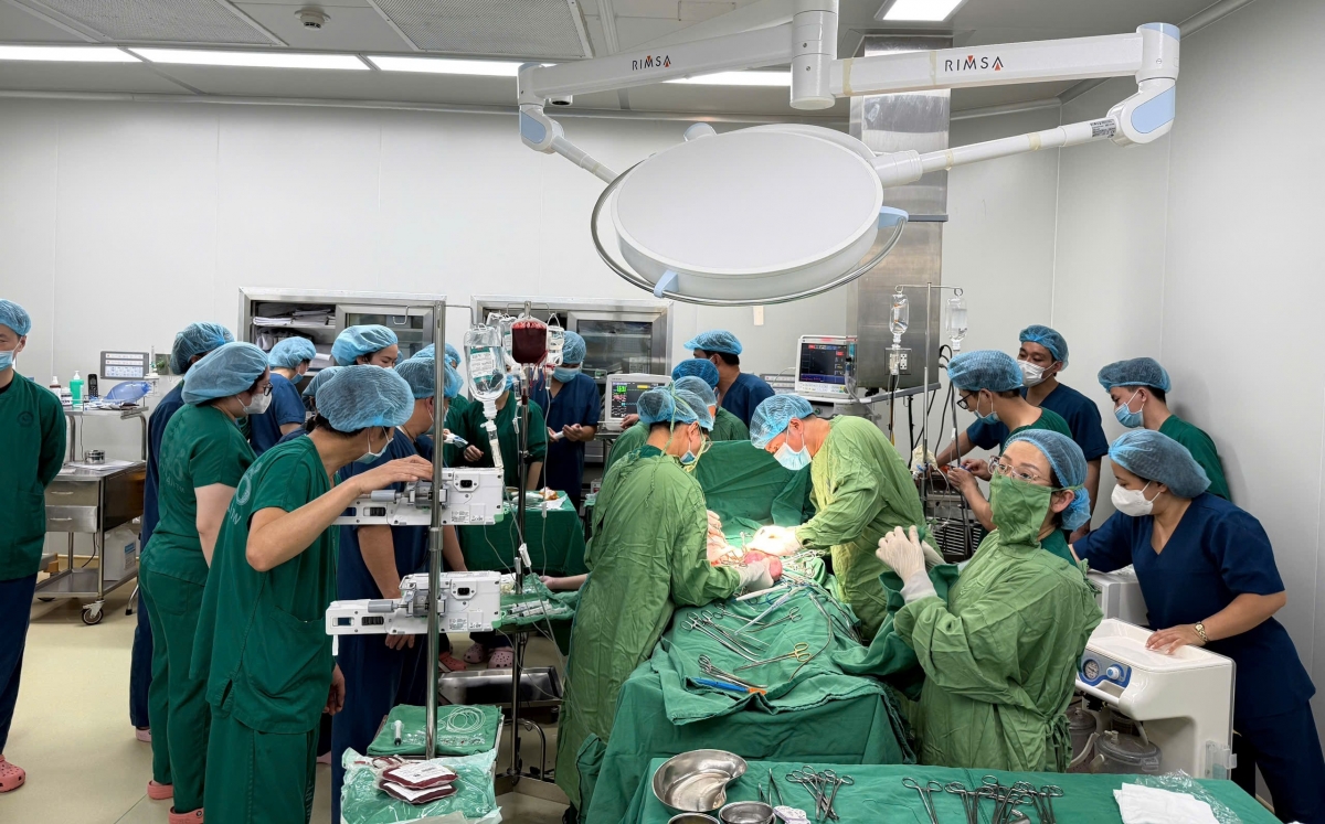 Ca phẫu thuật diễn ra với sự kết hợp của nhiều khoa, phòng chuyên môn (Ảnh BVCC)