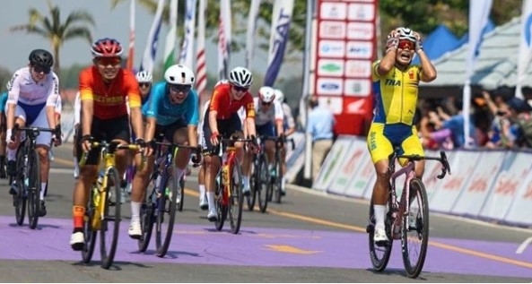 Jutatip Maneephan of Thailand (right) wins the Asian Road Cycling Championships' women's elite road race while Vietnamese Nguyen Thi That finishes second for a silver. (Photo of TCA)