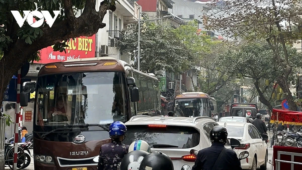 Ô tô trên 16 chỗ hoạt động trong khu vực phố cổ được đánh giá là một trong những nguyên nhân gây ùn tắc giao thông, ô nhiễm môi trường ở các khu vực phố cổ.