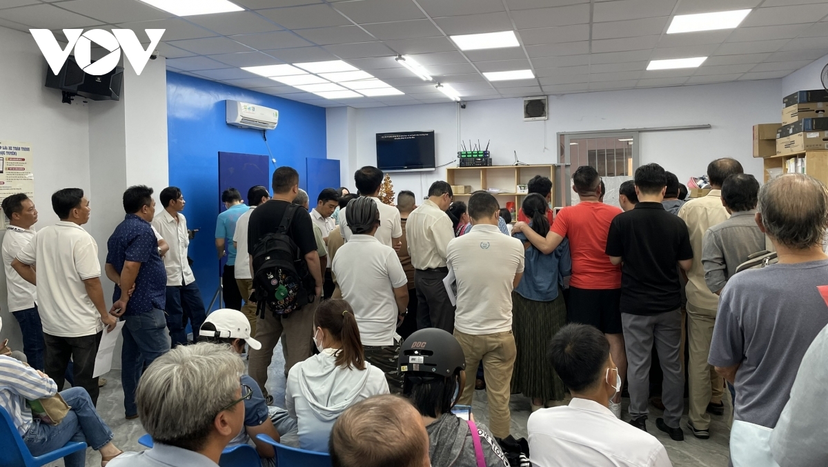 Người dân đổ xô đi xin cấp đổi giấy phép lái xe ở điểm cấp đổi 252 Lý Chính Thắng (TP.HCM)
