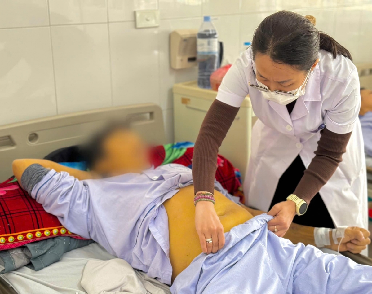 Bác sĩ thăm khám cho bệnh nhân (ảnh BVCC)