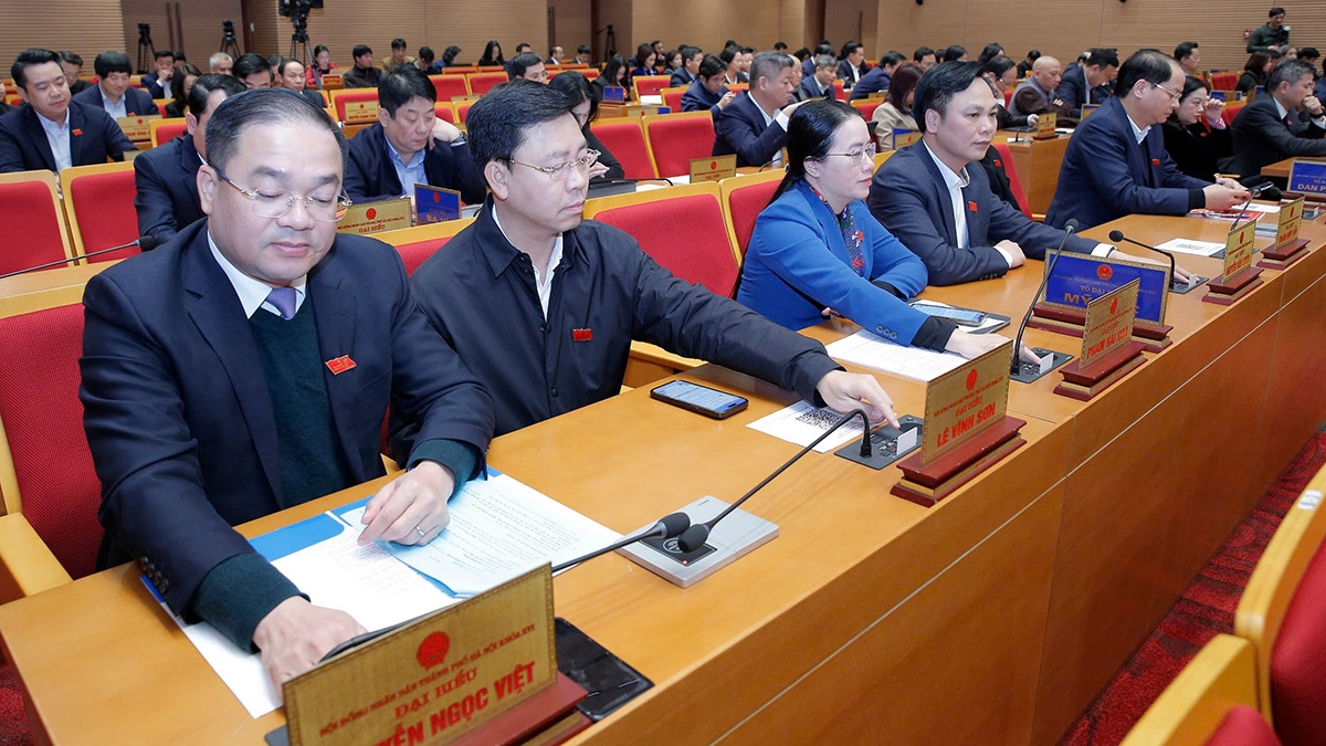 Các đại biểu bấm nút thông qua nghị quyết