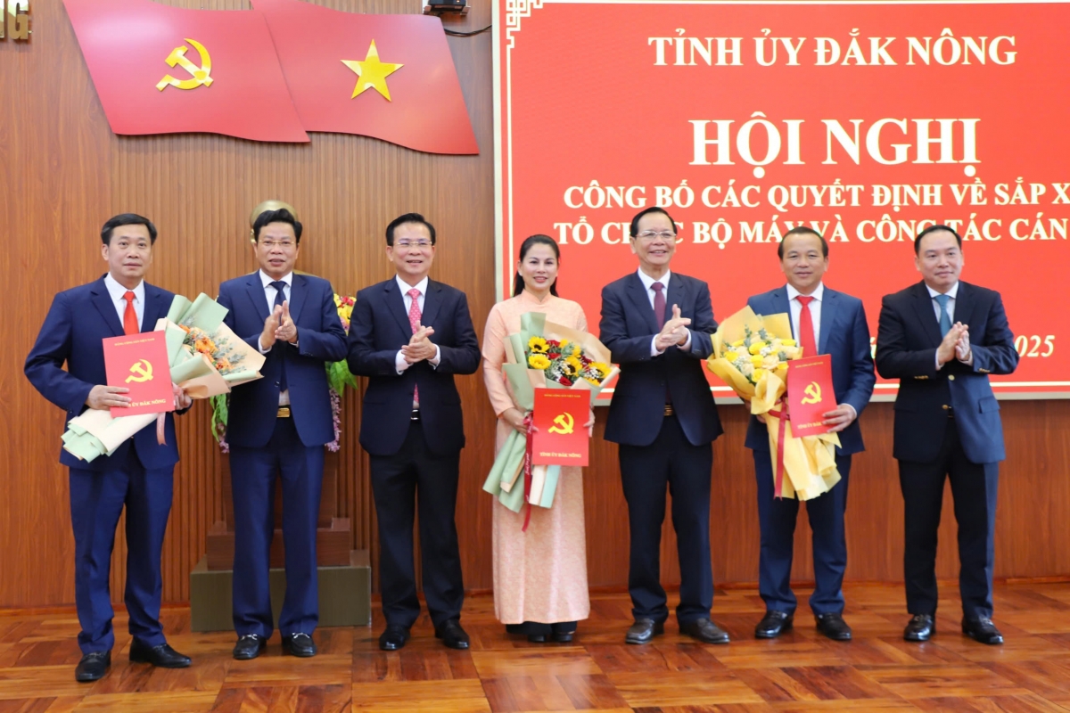 Với tinh thần khẩn trương, nghiêm túc, "vừa chạy vừa xếp hàng", tỉnh Đắk Nông nằm trong top khá của cả nước về sắp xếp, tinh gọn tổ chức bộ máy. Trong ngày 10/2/2025, Tỉnh ủy Đắk Nông đã công bố hàng chục quyết định về công tác cán bộ.