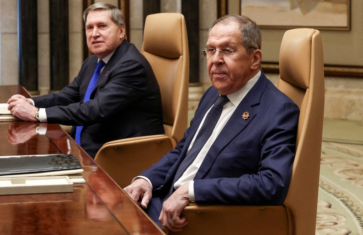 Ngoại trưởng Nga Sergei Lavrov ngồi cạnh cố vấn chính sách đối ngoại của Tổng thống Nga Vladimir Putin, ông Yuri Ushakov trong cuộc đàm phán Nga - Mỹ diễn ra tại Saudi Arabia. Ảnh: Reuters