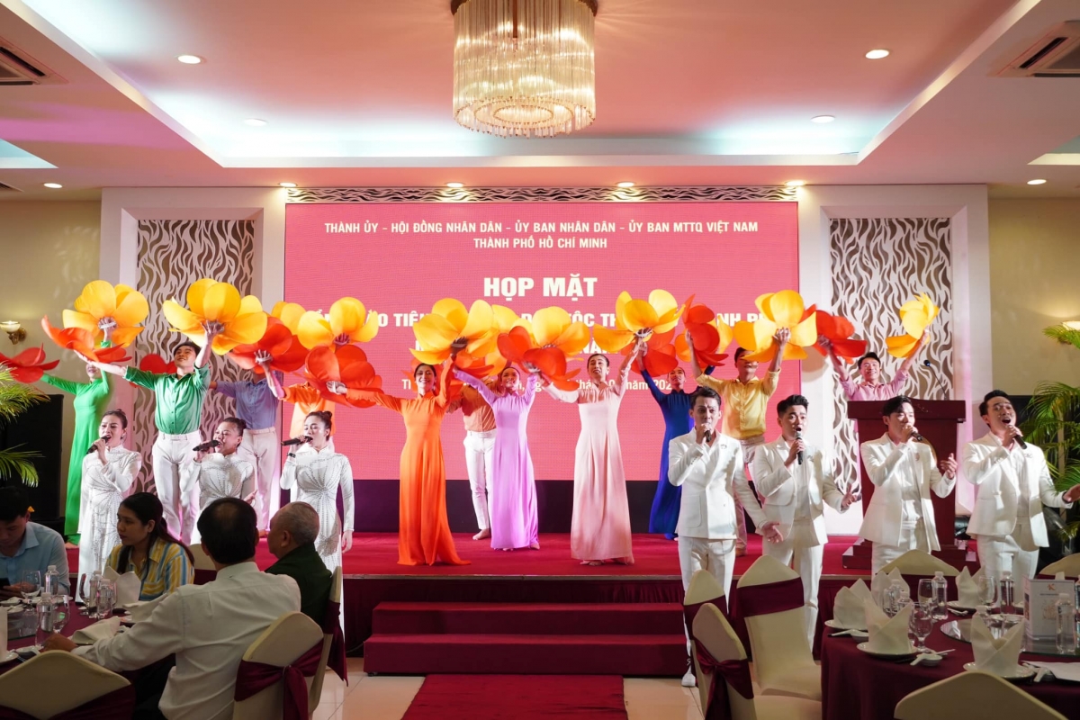 Tiết mục văn nghệ tại buổi họp mặt mừng xuân (Ảnh: A.H)