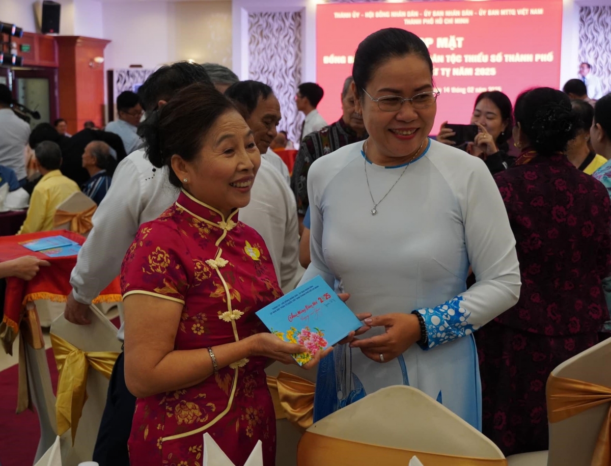 Trao thiệp chúc xuân (ảnh: A.H)