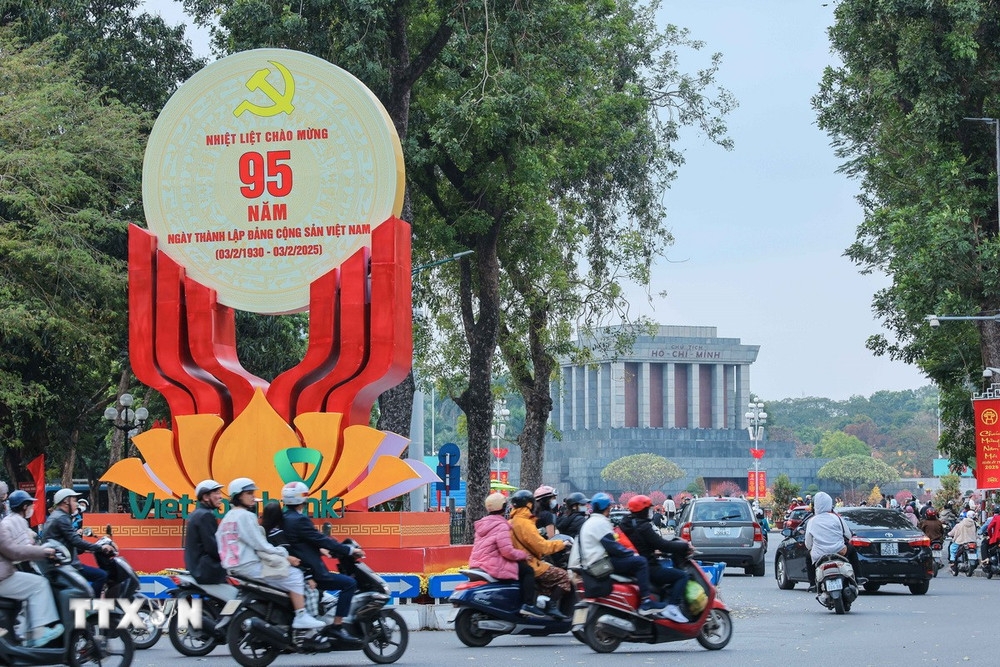 Thủ đô Hà Nội chào mừng 95 năm Ngày Thành lập Đảng. (Ảnh: TTXVN)