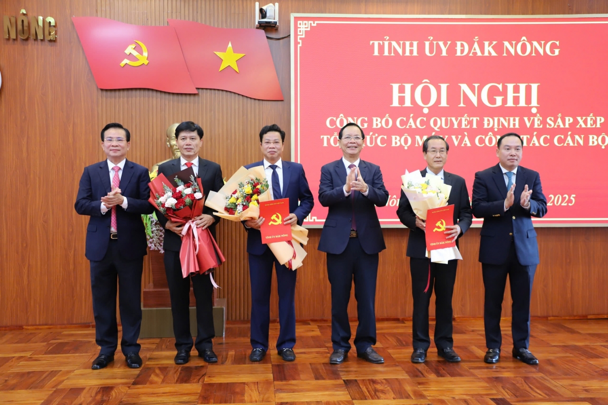 Lãnh đạo Tỉnh ủy Đắk Nông trao quyết định và tặng hoa chúc mừng lãnh đạo Đảng ủy Các cơ quan Đảng tỉnh Đắk Nông nhiệm kỳ 2020 - 2025.
