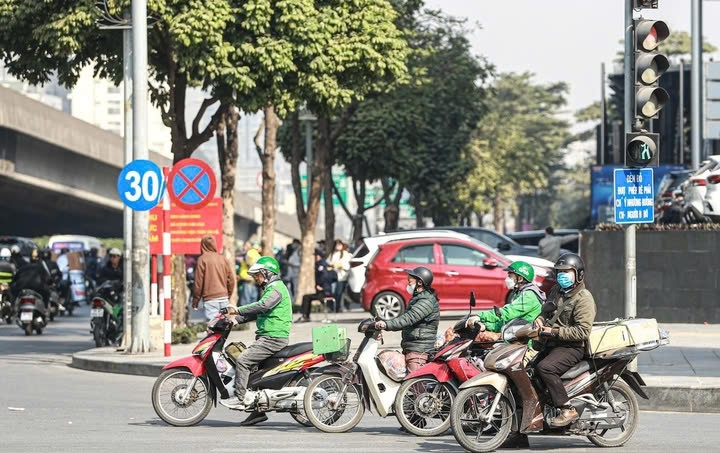Theo quy định mới nhất, hành vi vượt đèn đỏ trái quy định bị xử phạt nặng hơn rất nhiều so với trước. (Ảnh minh họa)
