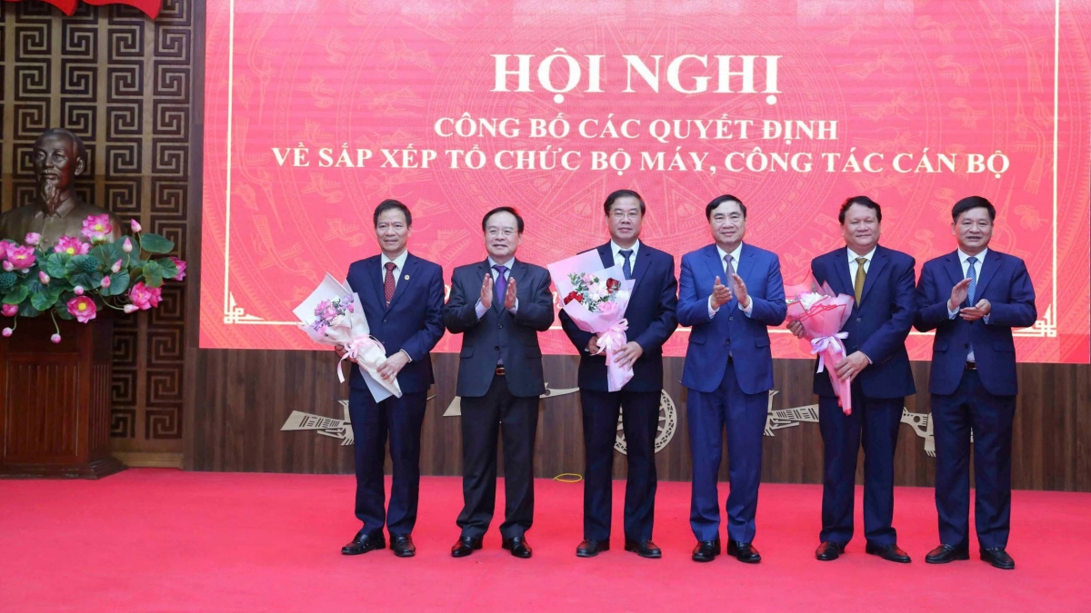 Lãnh đạo tỉnh Điện Biên tặng hoa các cán bộ có nguyện vọng nghỉ chế độ trước tuổi