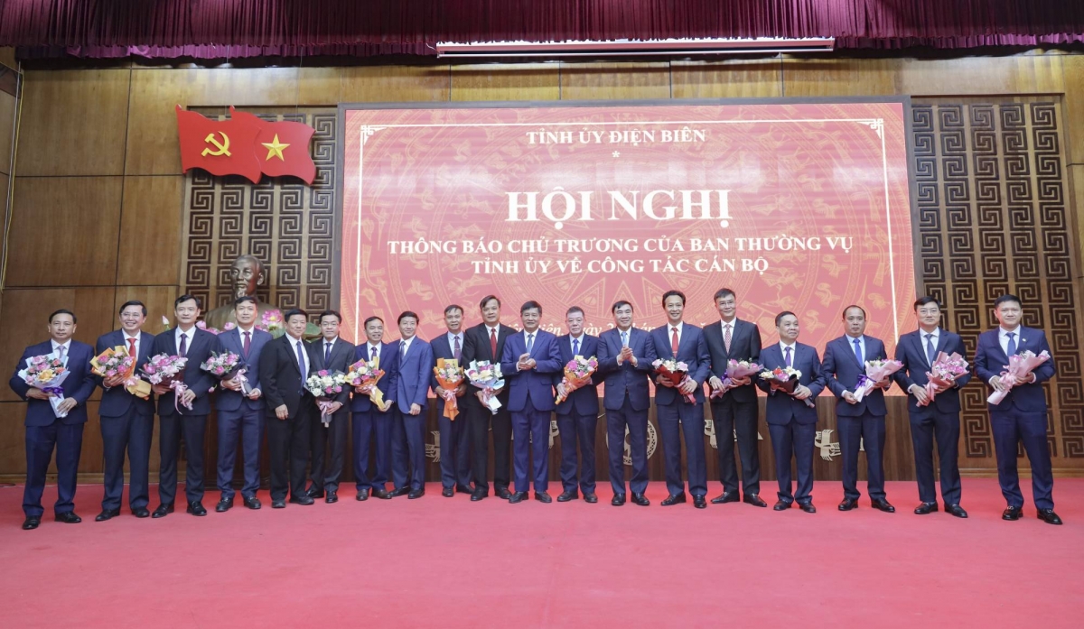 Ban Thường vụ Tỉnh ủy Điện Biên tặng hoa cho các cán bộ được bổ nhiệm, điều động 