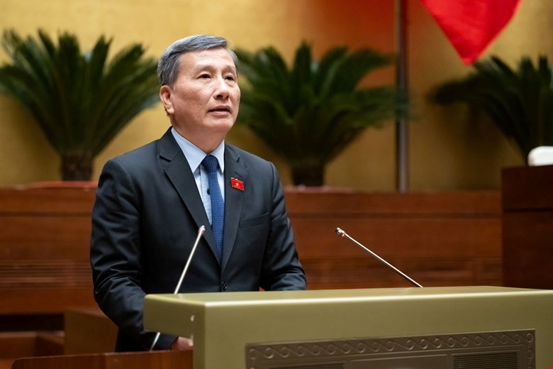 Chủ nhiệm Ủy ban Khoa học, Công nghệ và Môi trường Lê Quang Huy trình bày Báo cáo thẩm tra về các cơ chế, chính sách đặc thù đầu tư xây dựng dự án điện hạt nhân Ninh Thuận. Ảnh: Media Quốc hội