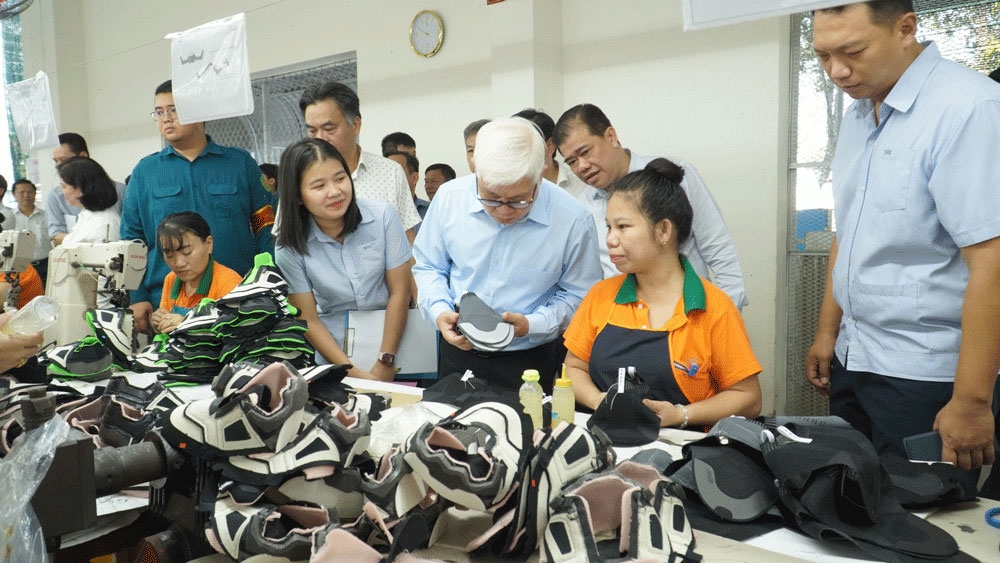 Lãnh đạo tỉnh thăm, khảo sát mong muốn của doanh nghiệp, người lao động khi di dời 