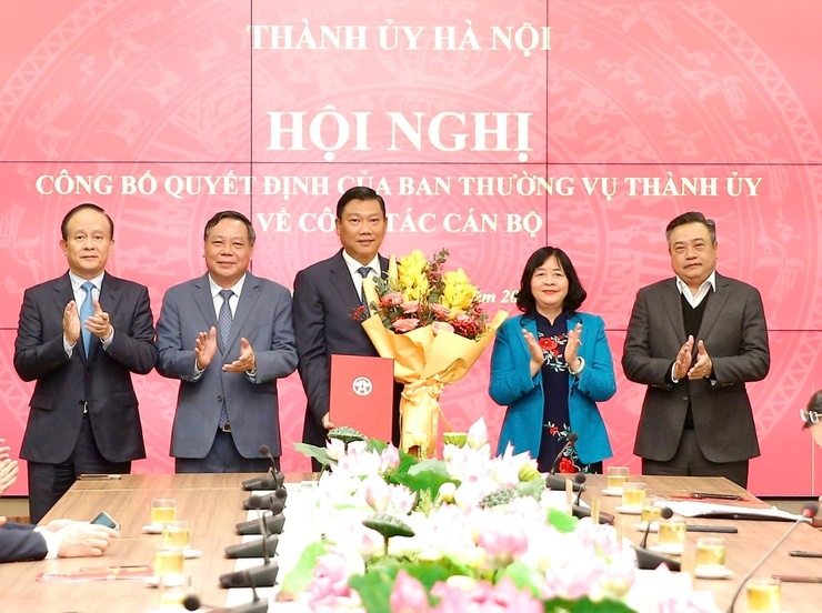 Bí thư Thành ủy Hà Nội Bùi Thị Minh Hoài và các đồng chí Thường trực Thành ủy tặng hoa chúc mừng ông Đỗ Anh Tuấn