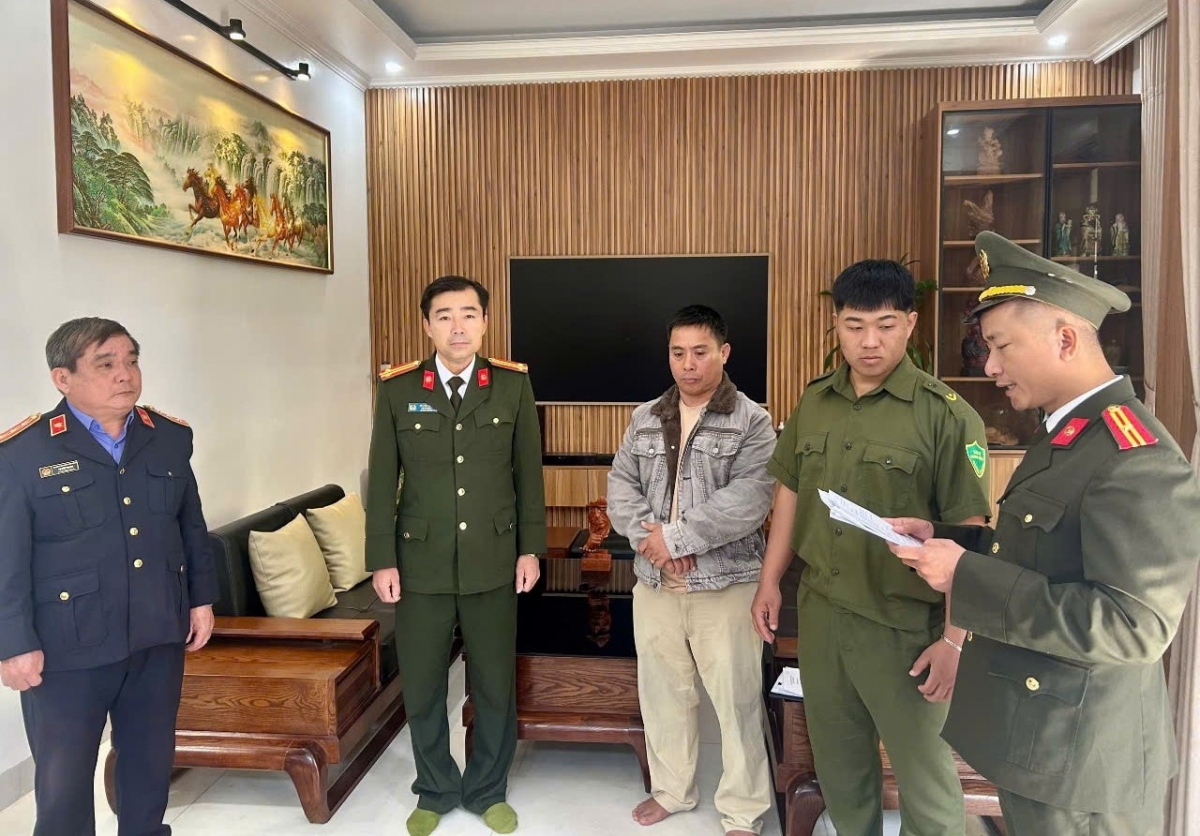 Đọc lệnh khởi tố đối với ông Huỳnh Thanh Truyền.