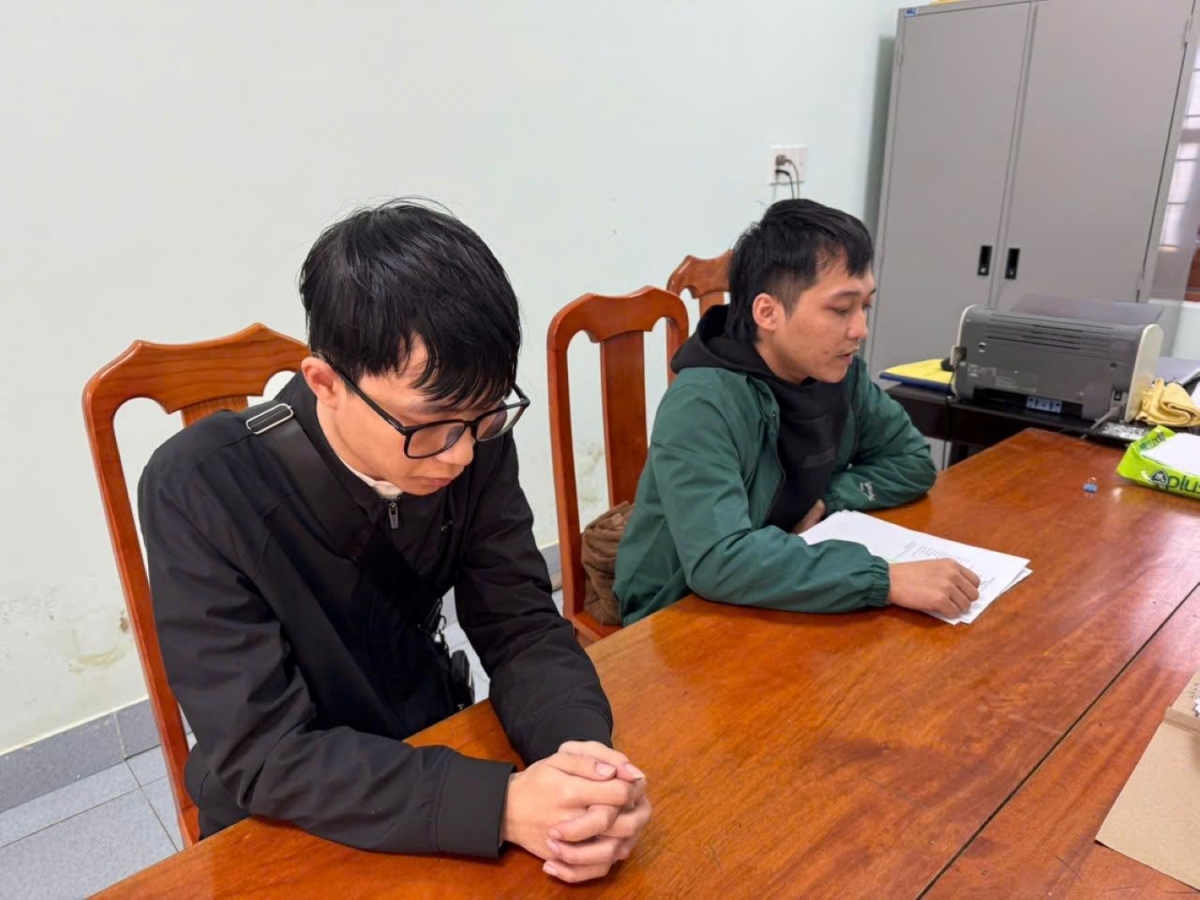Đối tượng Đinh Văn Quân (áo khoác xanh) tại cơ quan điều tra