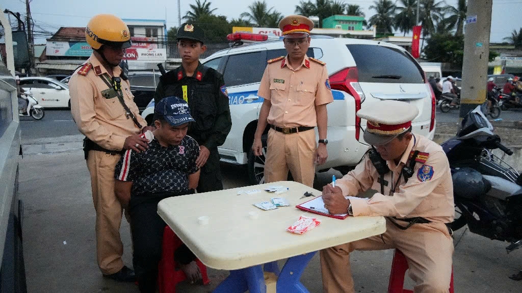 Đối tượng tàng trữ chất ma túy bị CSGT phát hiện