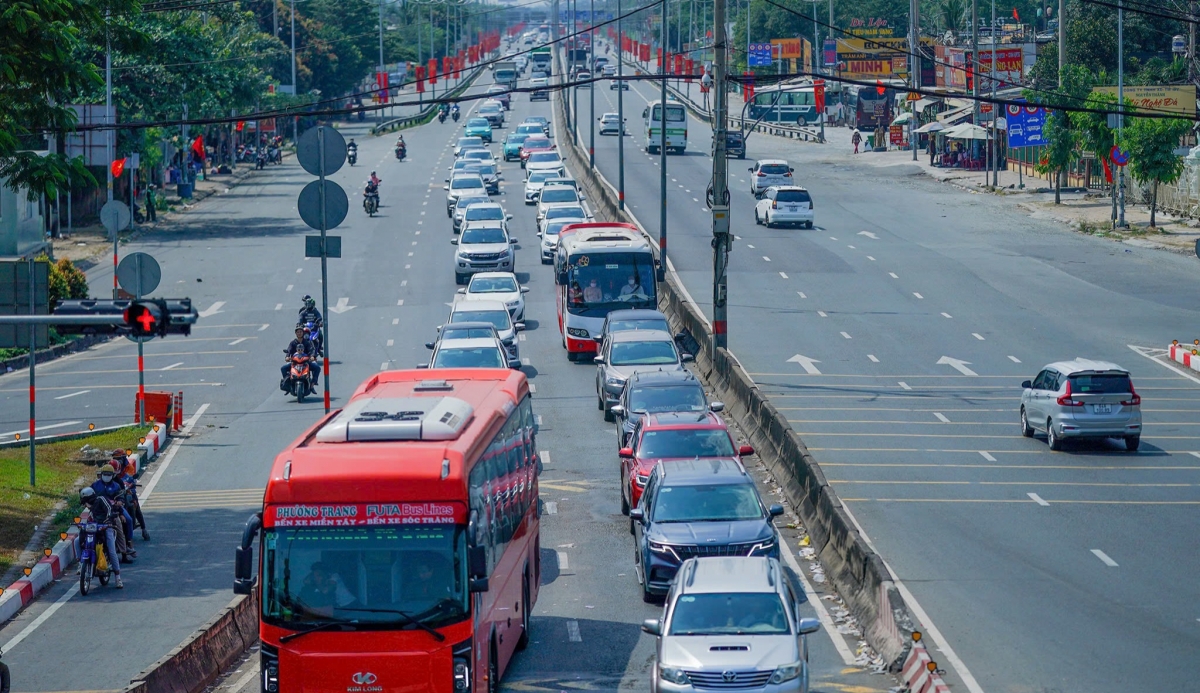 Dòng phương tiện đông dần đang đổ về TP.HCM lúc 16h tại cầu vượt Bình Thuận, Bình Chánh (Ảnh Nguyễn Quang)