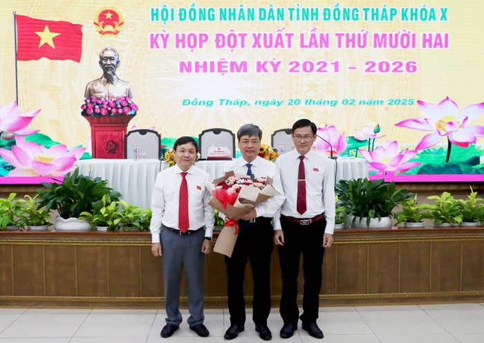 Lãnh đạo HĐND tỉnh Đồng Tháp tặng hoa chúc mừng ông ông Phạm Văn Chuẩn. (Ảnh: Việt Tiến)