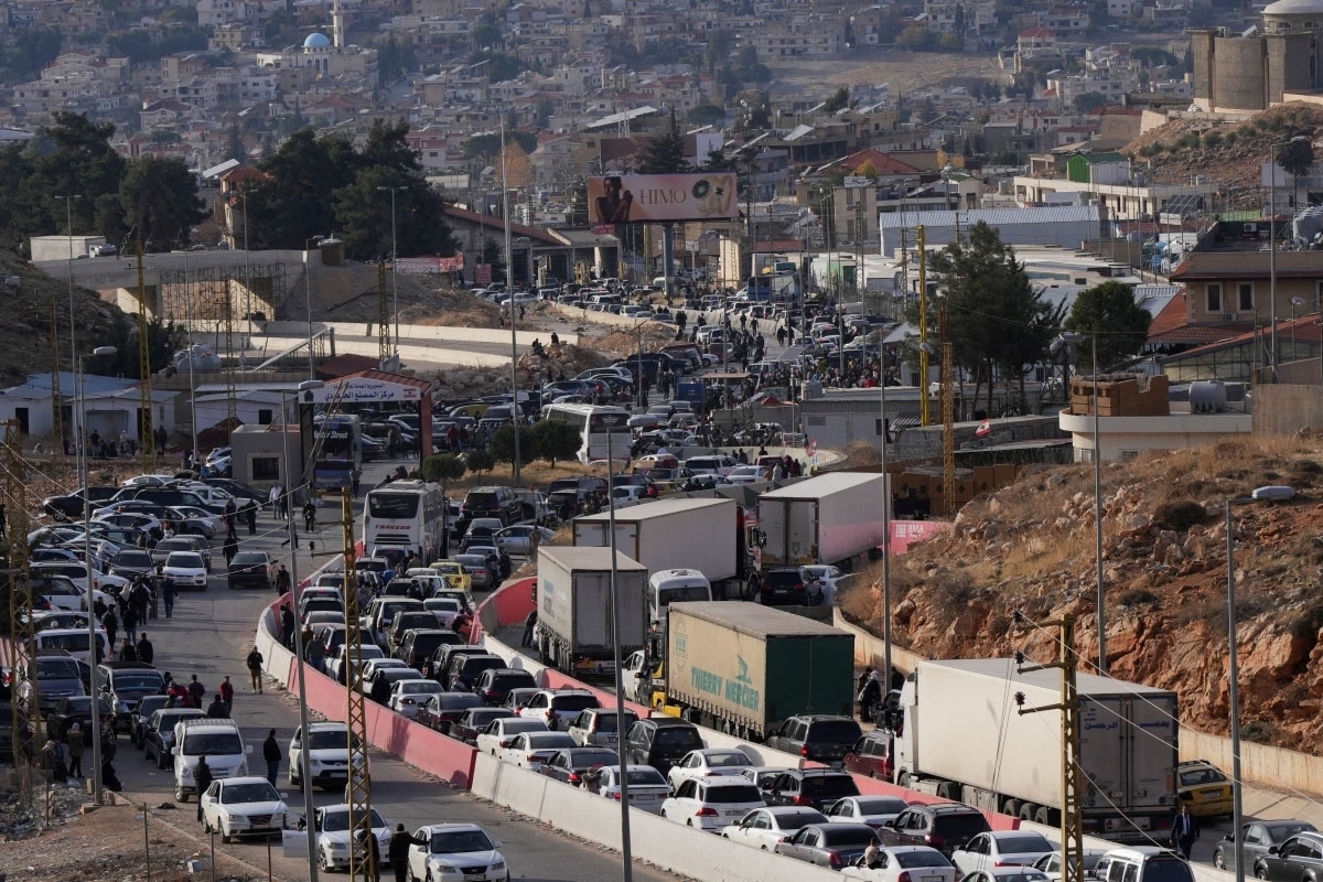 Người dân Syria cố gắng vượt biên vào Lebanon (Ảnh: Reuters)