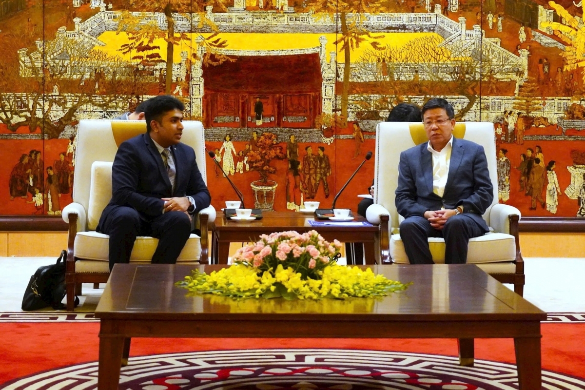 Phó Chủ tịch UBND TP. Hà Nội và ông Narayan M. Vernekar - Giám đốc Ban Hạ tầng Công nghiệp nặng L&amp;T Group, tại cuộc làm việc.