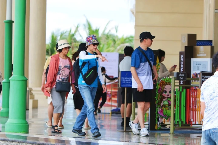 Du khách Hàn Quốc đến Nha Trang dịp Tết 2025. (Ảnh: Minh Nguyệt)