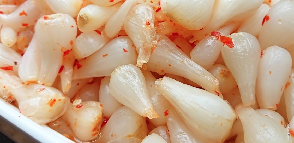 Vietnamese pickled shallots are named among world’s top 55 best preserved vegetable types 
(Photo: TasteAtlas) 