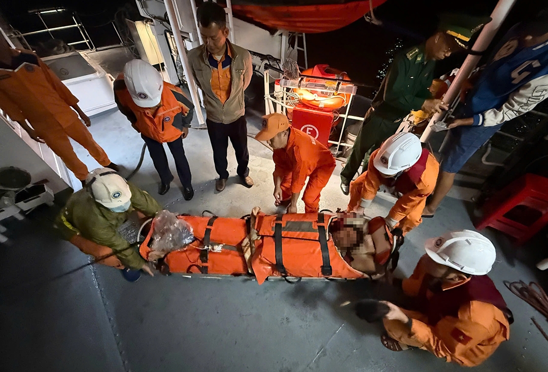 Đưa ngư dân bị nạn từ tàu cá qua tàu SAR 274 để bác sĩ cấp cứu
