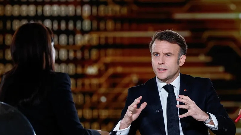Tổng thống Emmanuel Macron nêu rõ số tiền đầu tư dành cho AI bao gồm các khoản đầu tư của Các Tiểu vương quốc Arab Thống nhất, các quỹ đầu tư lớn của Mỹ, Canada và cả các tập đoàn viễn thông, điện tử của Pháp như Illiad, Orange và Thales. Ảnh: BFMTV