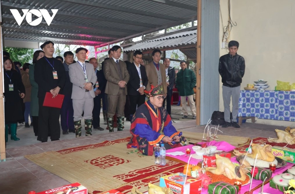 The Lồng Tồng (Going to the field) festival opens with a solemn ritual held in Slan Slanh temple which worships a general who helps local people protect their village against invaders.