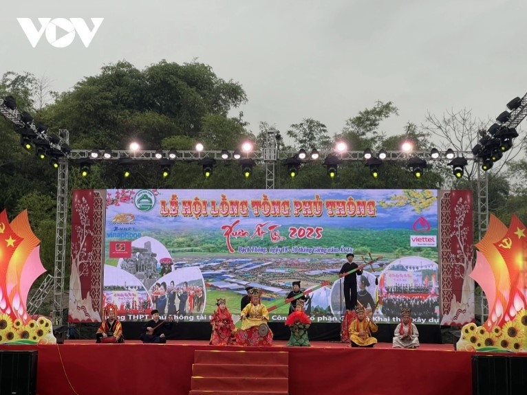Tay, Nung, and Dao ethnic groups introduce traditional costumes as part of the occasion.