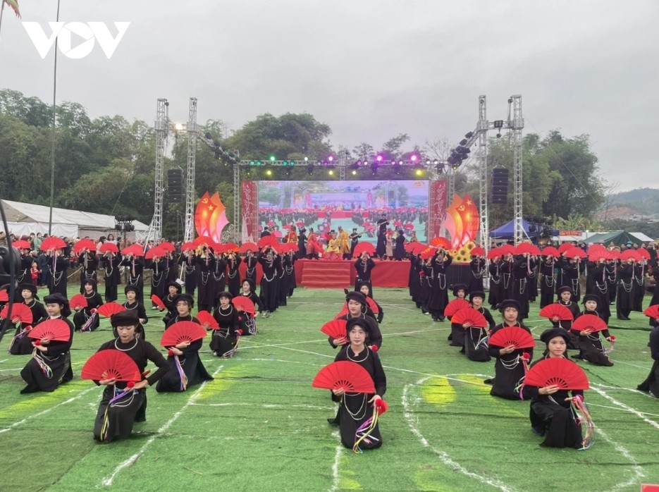 The highlight is an art performance put on by 120 Tay ethnic artists.