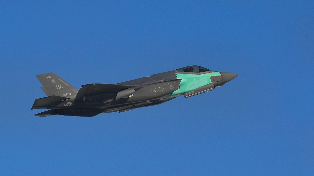 “Quái vật bầu trời” được ghép từ xác 2 chiếc máy bay F-35 hư hỏng. Ảnh: Không Quân Mỹ
