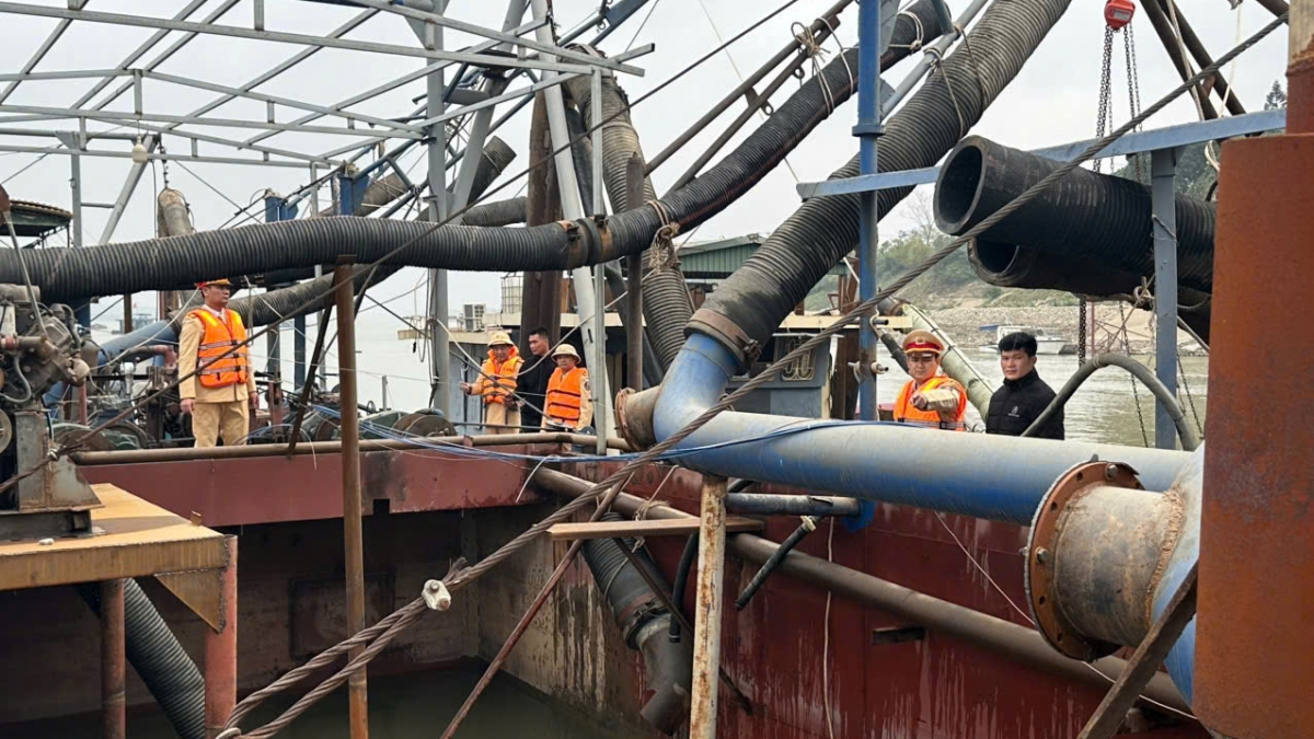 Cảnh sát kiểm tra phương tiện vi phạm