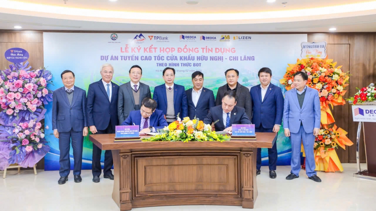 Đại diện TPBank và doanh nghiệp dự án ký kết hợp đồng tín dụng giữa sự chứng kiến của lãnh đạo địa phương, nhà đầu tư và các bên liên quan.