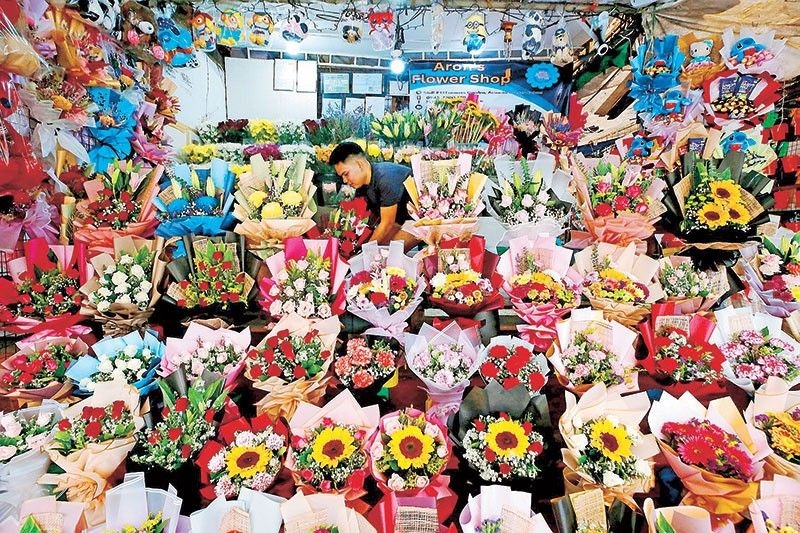 Một cửa hàng hoa ven đường ở thành phố Quezon của Philippines trước dịp lễ tình nhân. Ảnh: Philstar