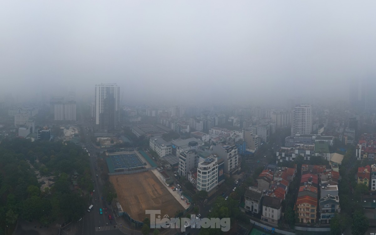 According to the National Center for Hydro-Meteorological Forecasting, northern Vietnam enters a prolonged spell of fog, drizzle, and humidity on February 12, with intermittent cold air surges