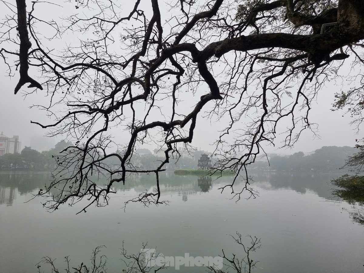 Foggy, drizzly weather is forecast to persist in Hanoi for several days