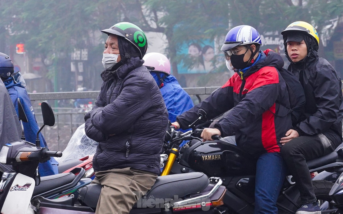 Drizzle and 17°C chill keep Hanoi residents bundled up