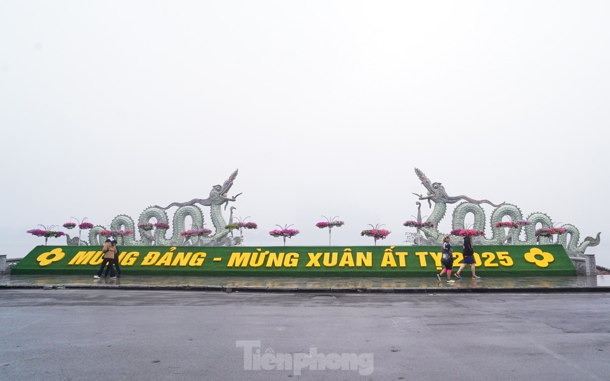 West Lake is shrouded in mist in the background